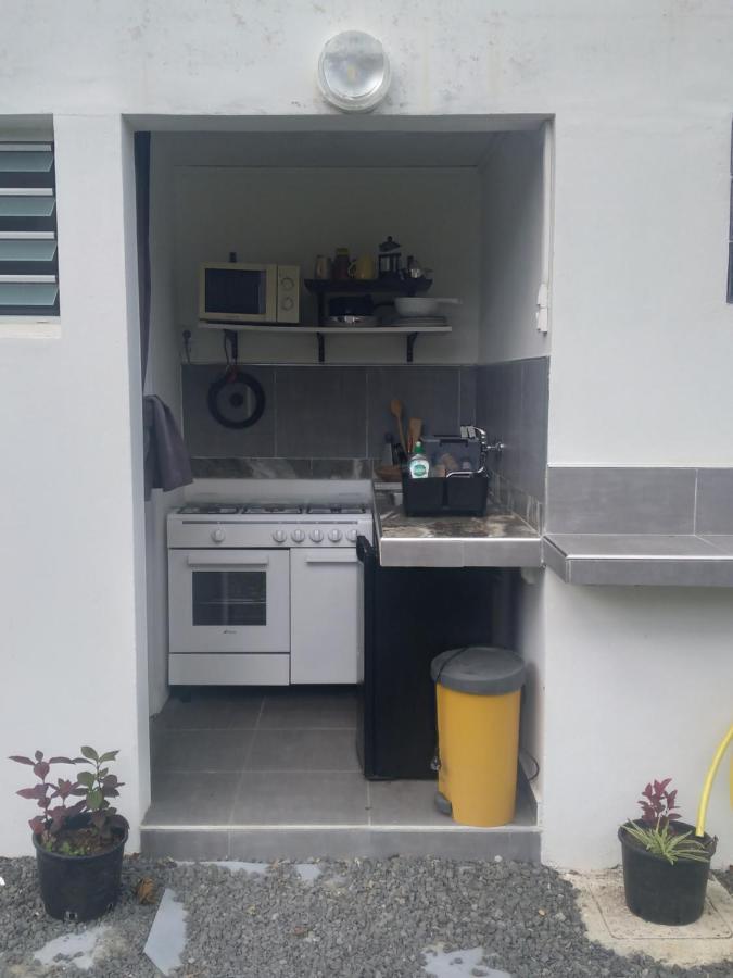 Chambre Avec Cuisine Et Sdb Semi-Privatives Separees Dans Un Ecrin De Verdure Les Abymes Bagian luar foto