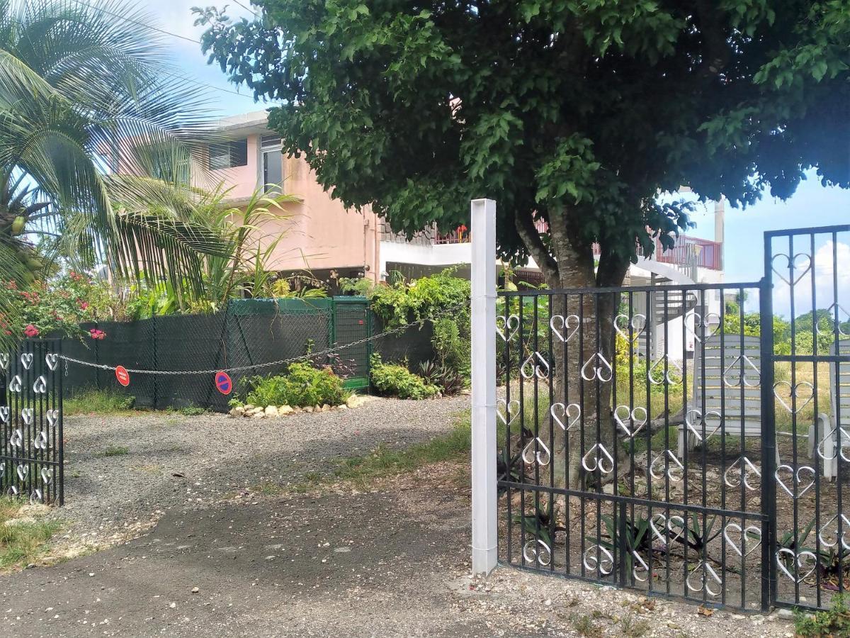 Chambre Avec Cuisine Et Sdb Semi-Privatives Separees Dans Un Ecrin De Verdure Les Abymes Bagian luar foto